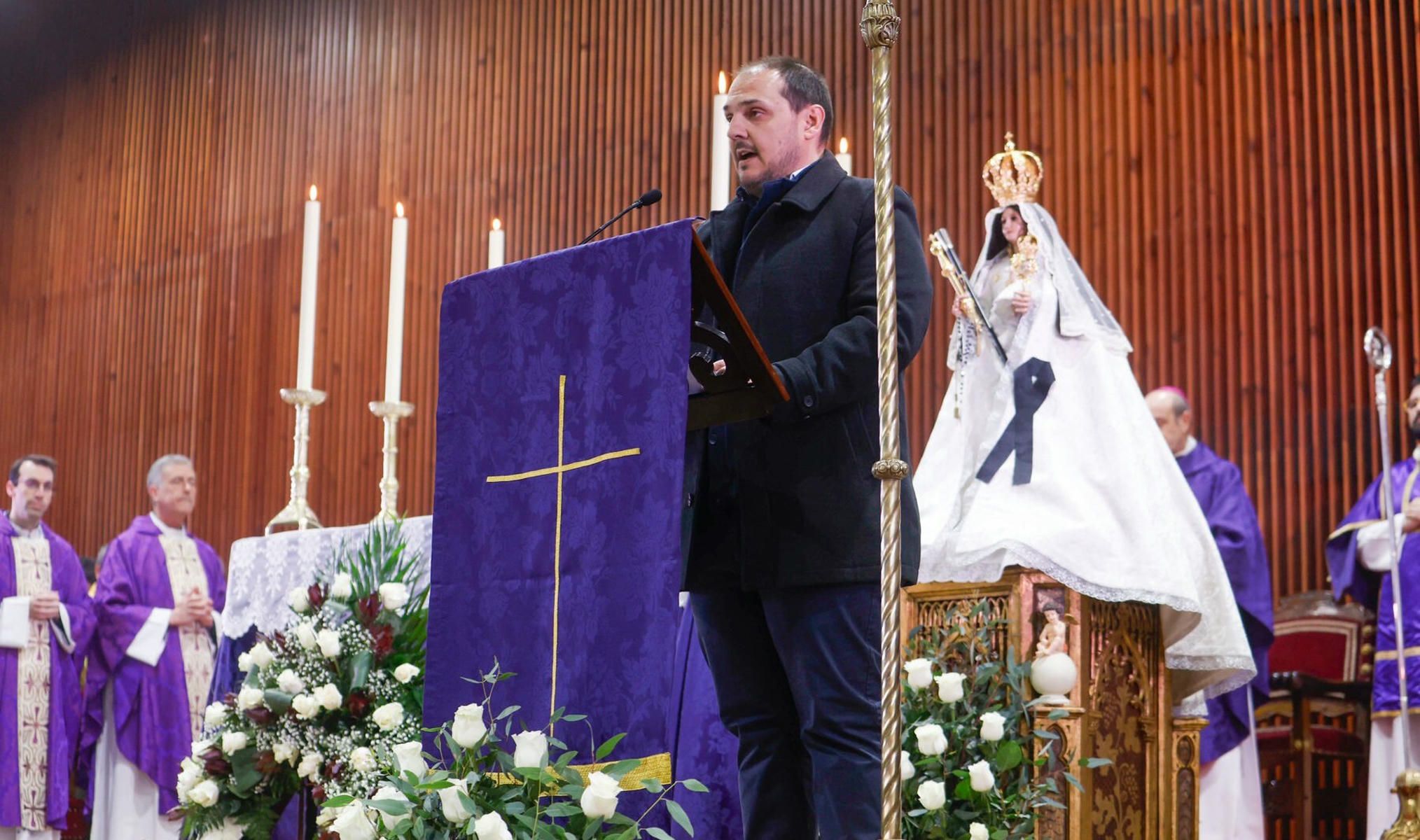 El alcalde de Adamuz (Córdoba), Rafael Moreno, durante su intervención en el funeral organizado por el Obispado de Córdoba en la caseta municipal