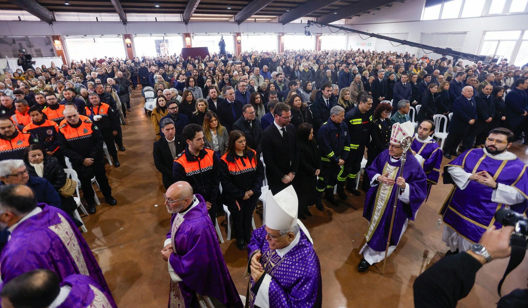 Multitudinario funeral organizado en Adamuz por el Obispado de Córdoba en la caseta municipal