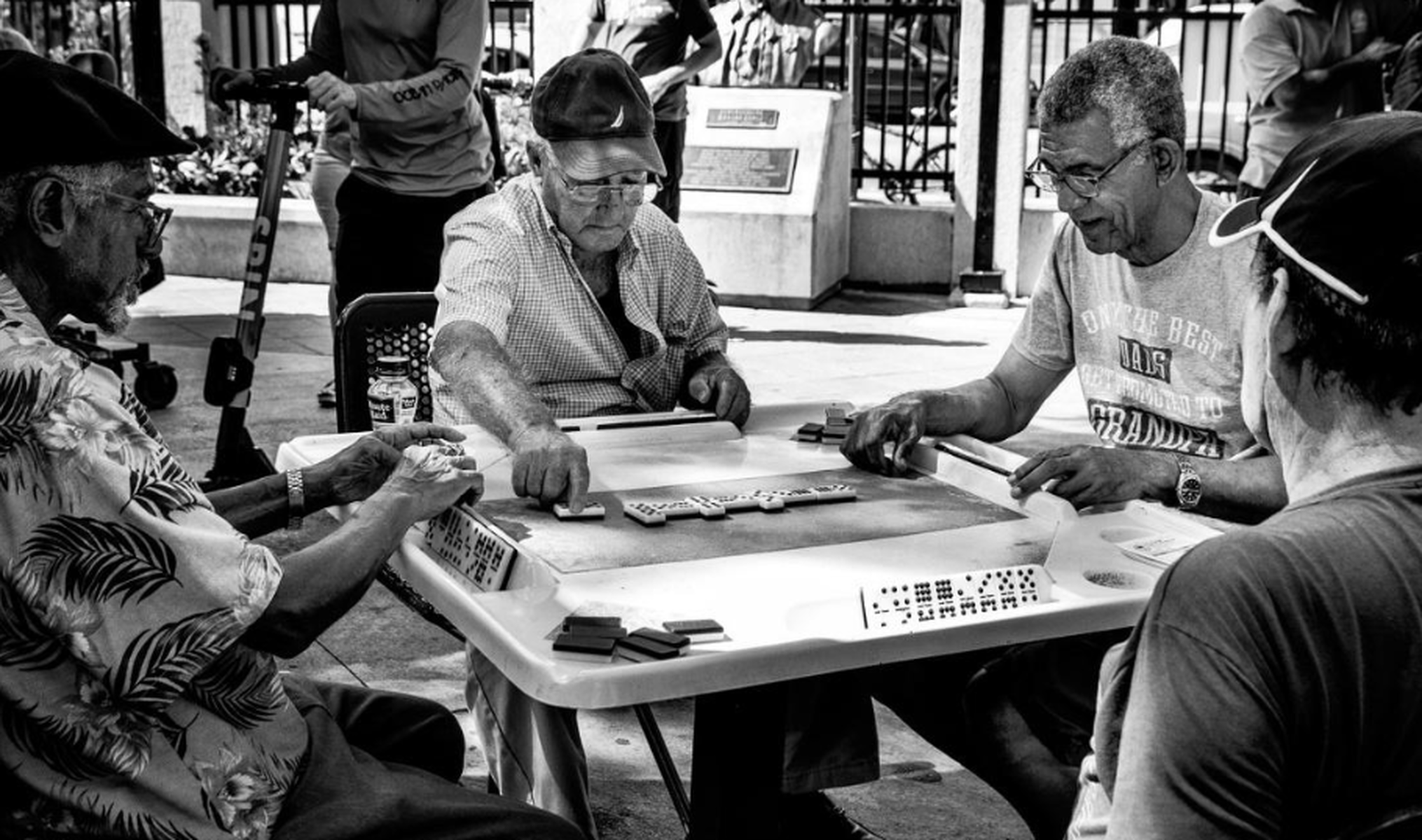 Hombres jugando al dominó