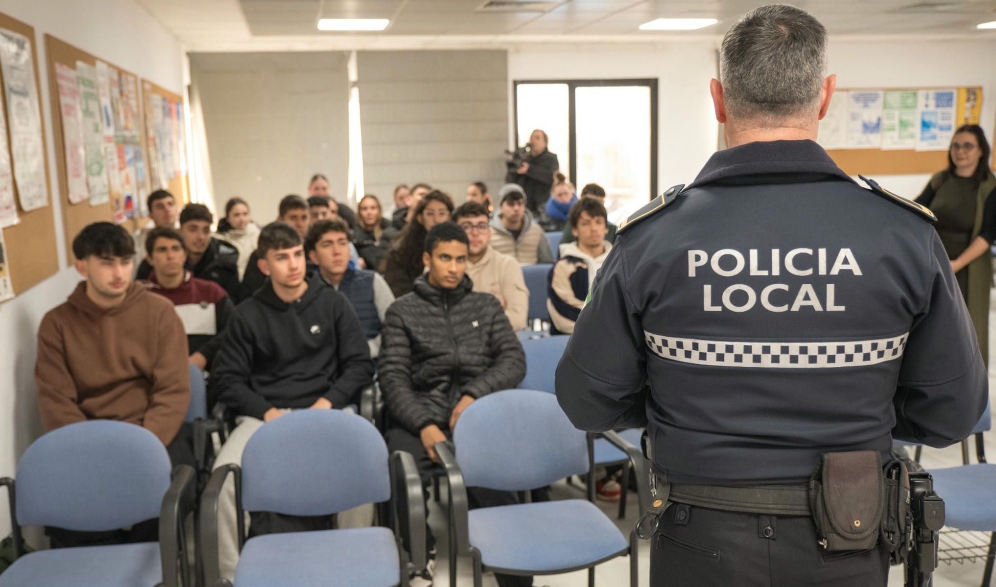 Estudiantes del  atendiendo a las indicaciones de la Policía Local