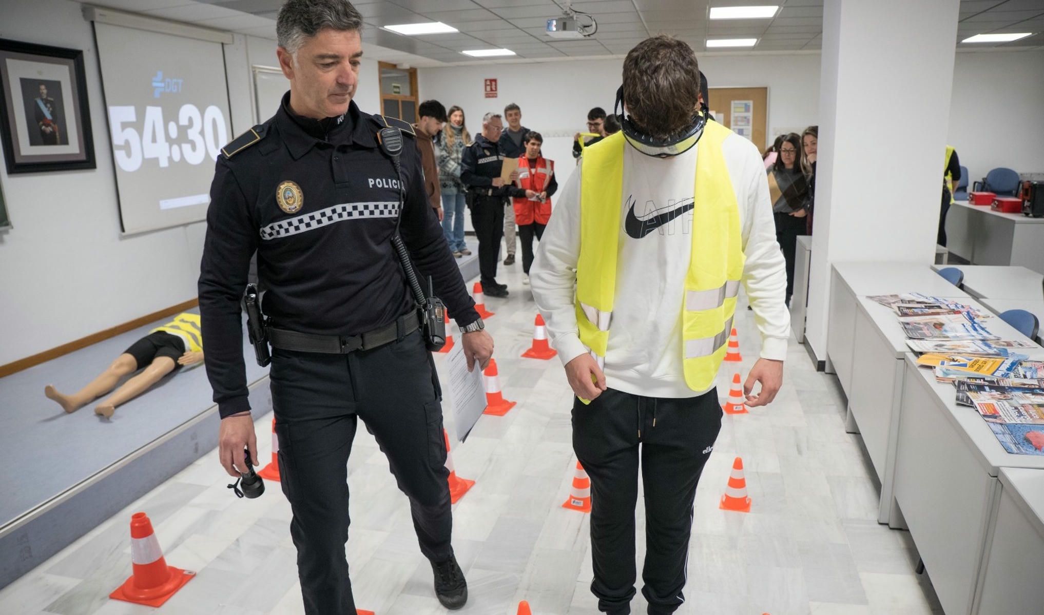 Estudiante inmerso en una de las pruebas del Escape Room