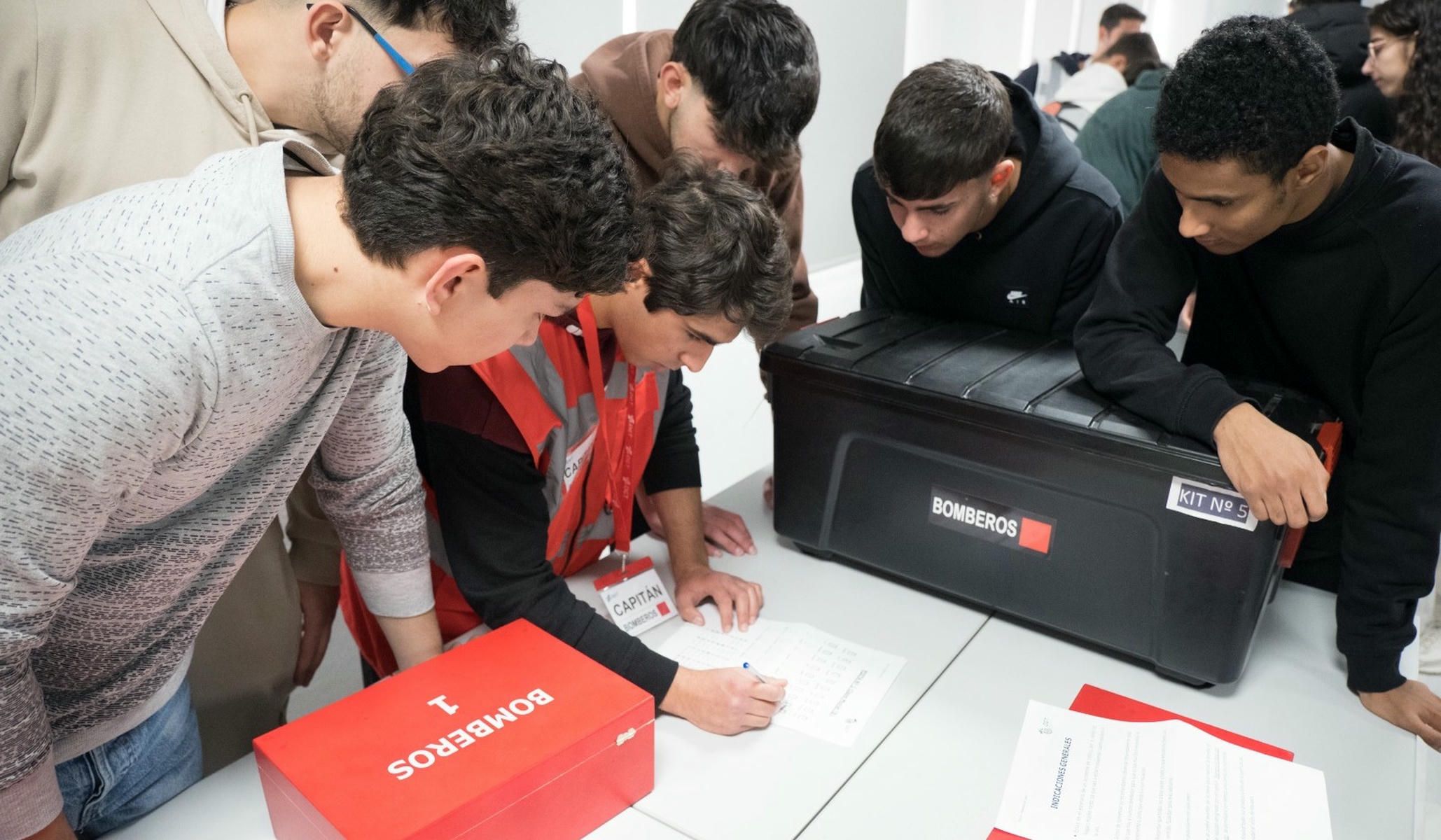 Grupo de estudiantes desarrollando el Escape Room Grupo de estudiantes desarrollando el Escape Room