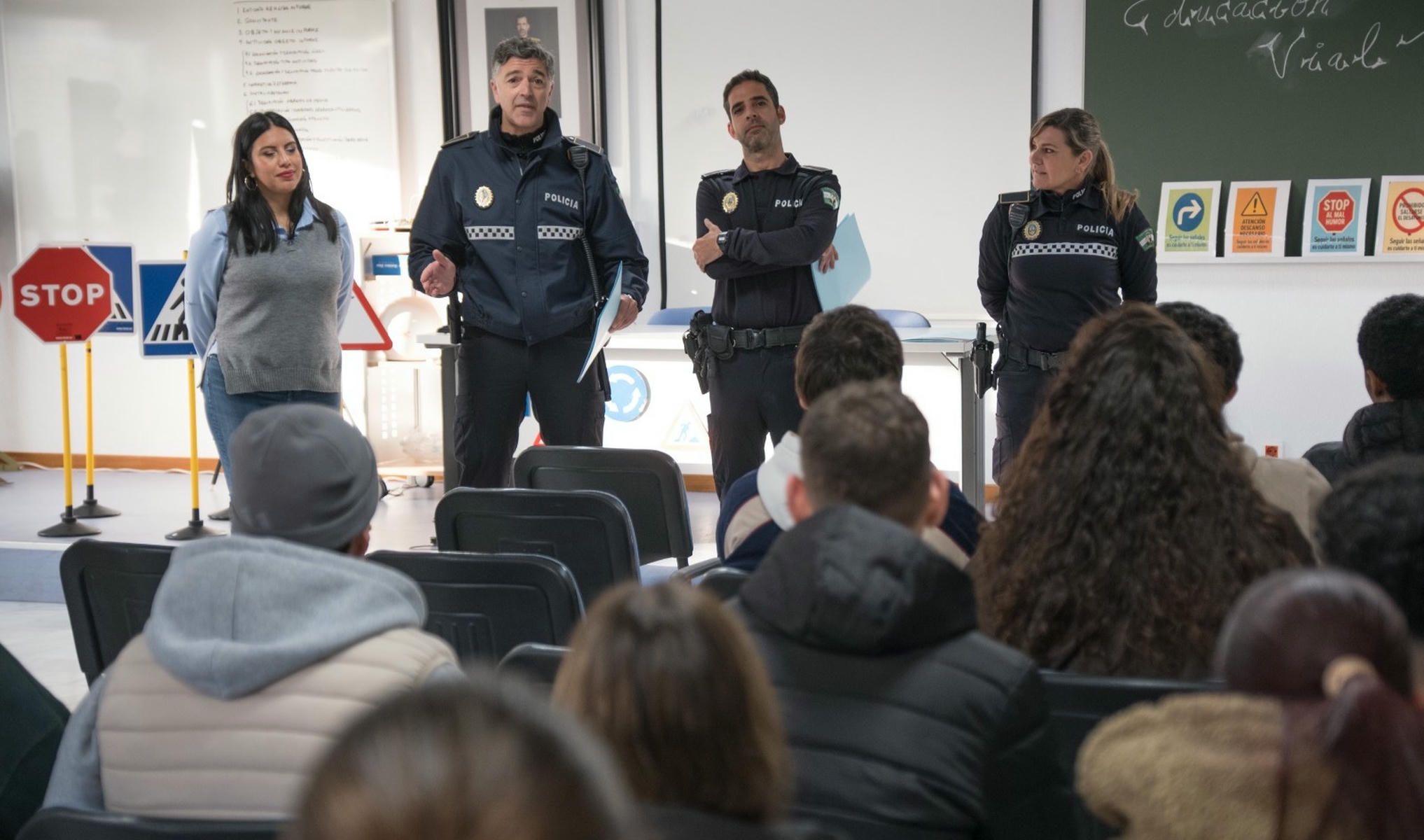 Charla previa de Policía Local a los estudiantes presentes en el Escape Room