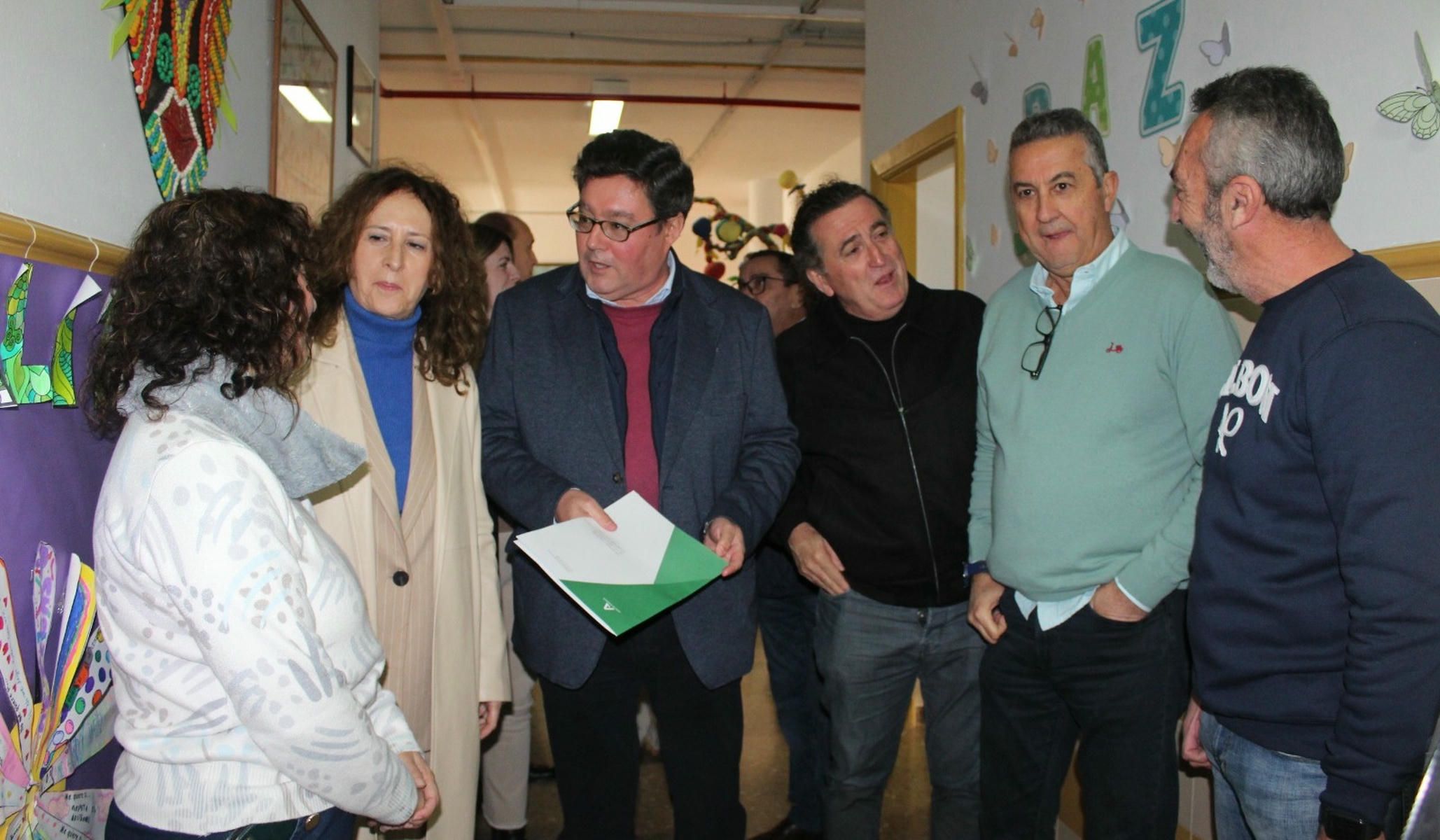 Imagen de la visita institucional en uno de los centros educativos de Olvera