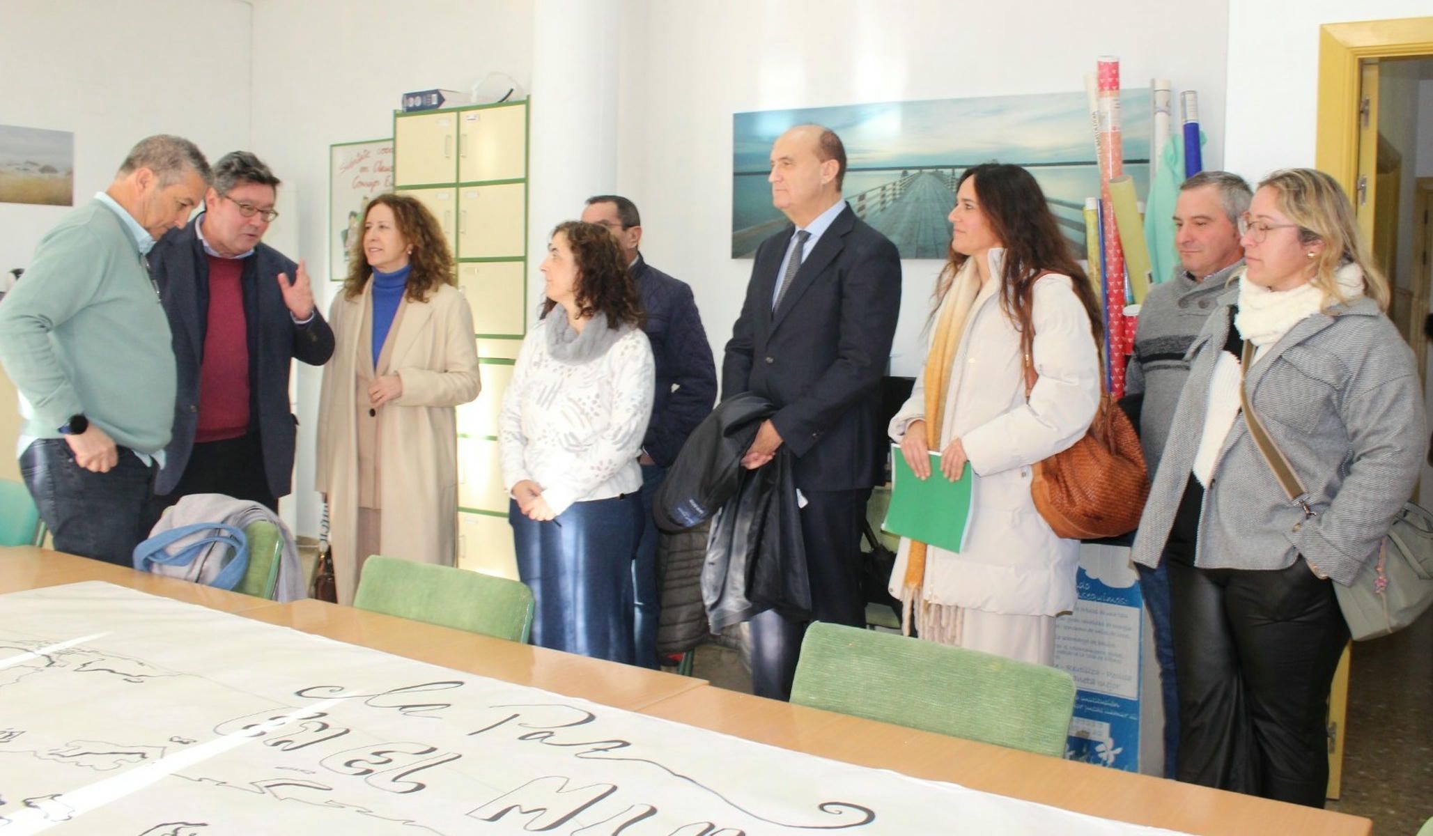 Miembros del Ayuntamiento de Olvera y la Junta de Andalucía visitando una de las aulas