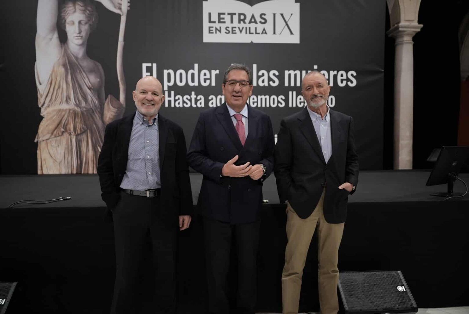 Vigorra y Pérez Reverte, en la Fundación Cajasol con Antonio Pulido, en una edición pasada.