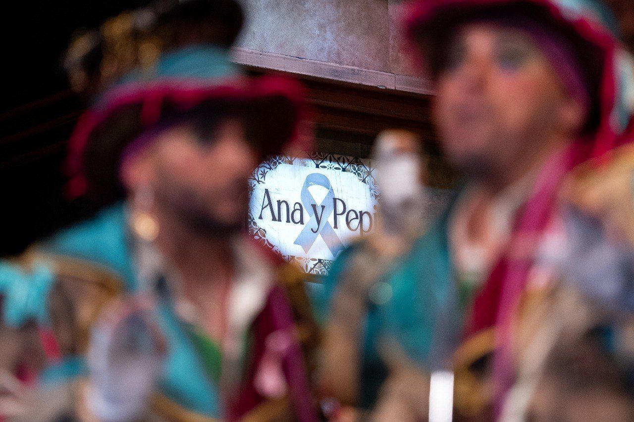 Recuerdo a Pepi y Ana de la comparsa 'Los mindundis'.