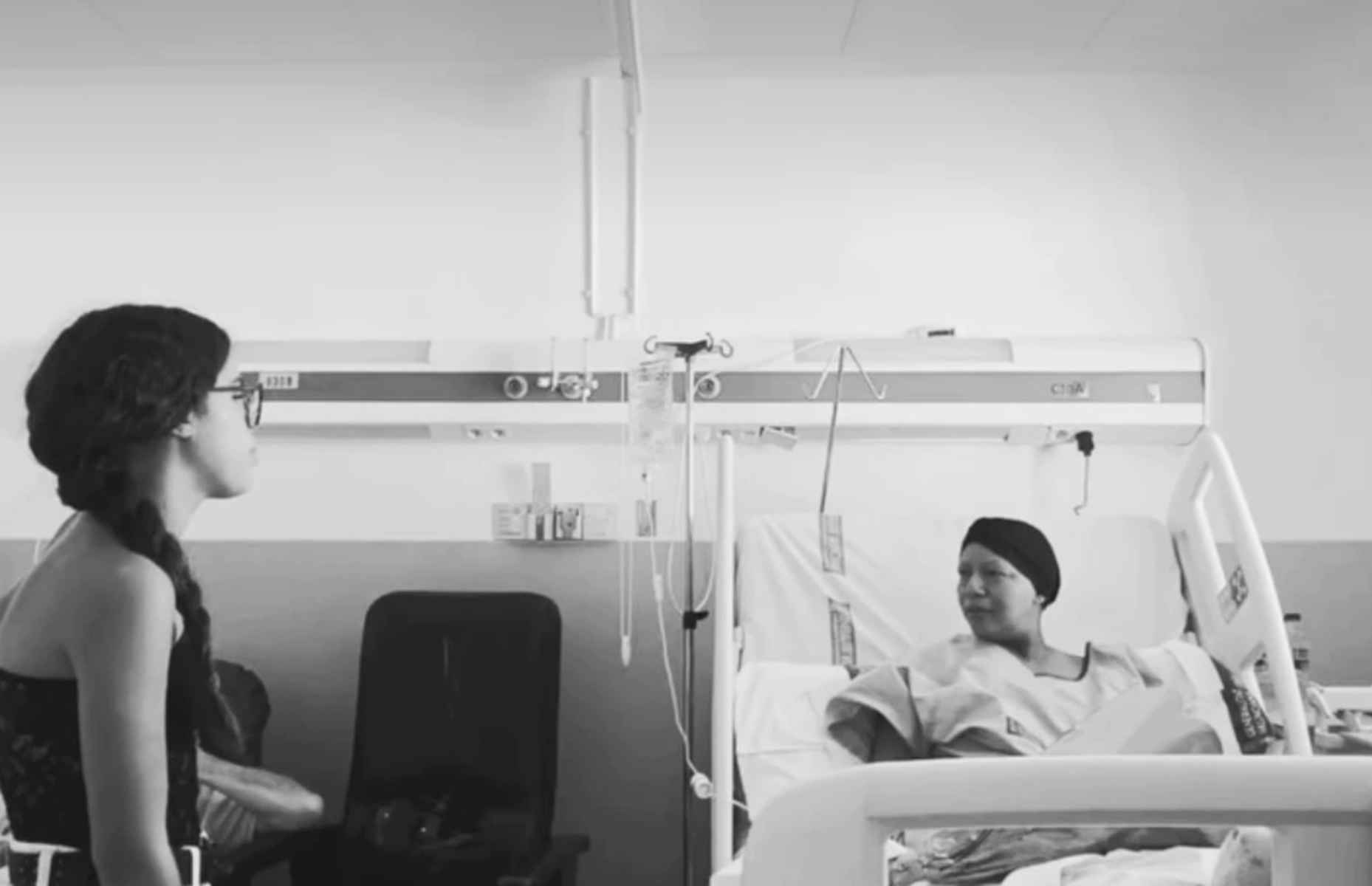 Sandra Valero, en el hospital junto a su madre. Sandra Valero, en el hospital junto a su madre.