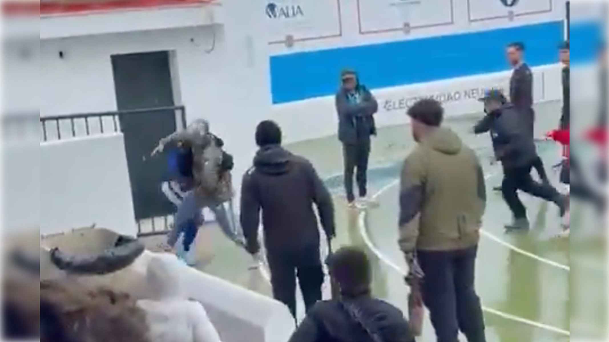 Una imagen de la brutal agresión a un jugador del Xerez DFC B.