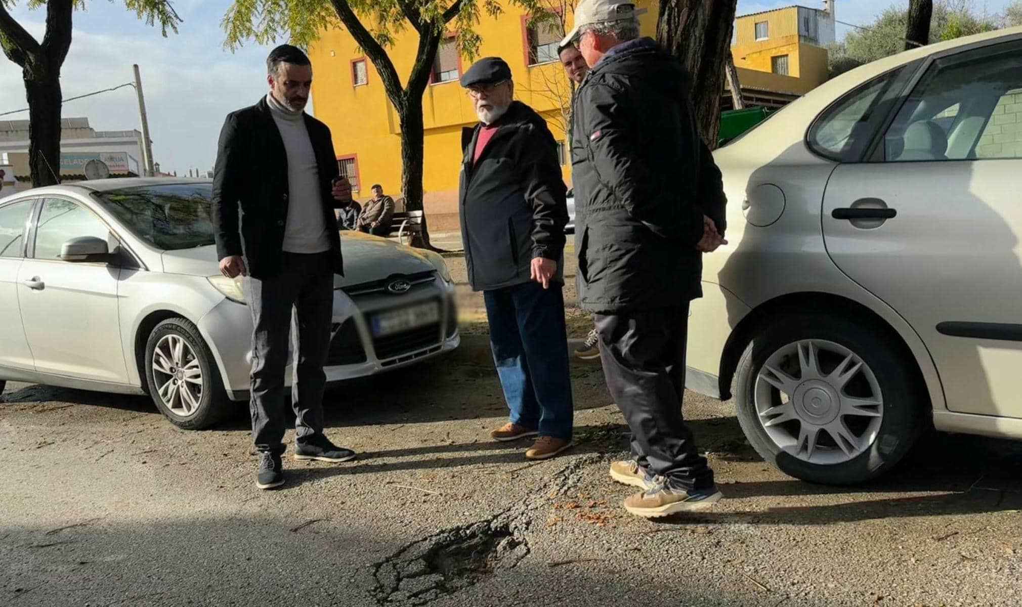 José Antonio Díaz, junto a varios vecinos, en Olivar de Rivero.