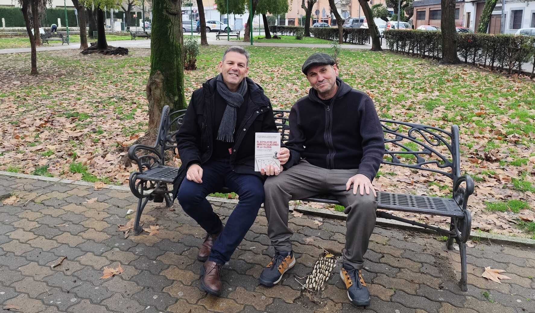 Antonio Manuel Rodríguez y Aristóteles Moreno, posando con el libro.