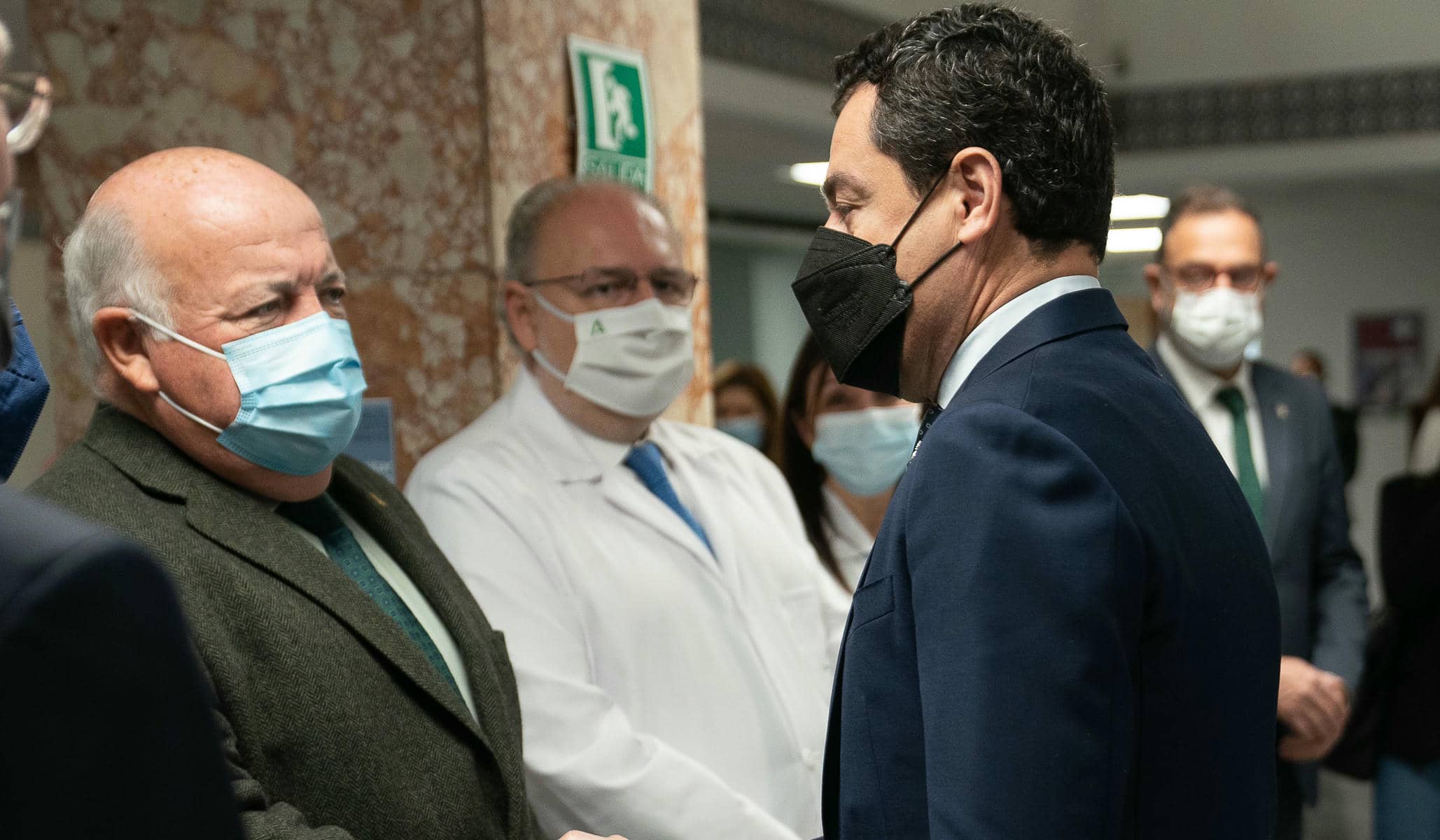 Juanma Moreno, con el exconsejero de Salud Jesús Aguirre y el exgerente del SAS Miguel Ángel Guzmán, durante la pandemia. Juanma Moreno, con el exconsejero de Salud Jesús Aguirre y el exgerente del SAS Miguel Ángel Guzmán, durante la pandemia.