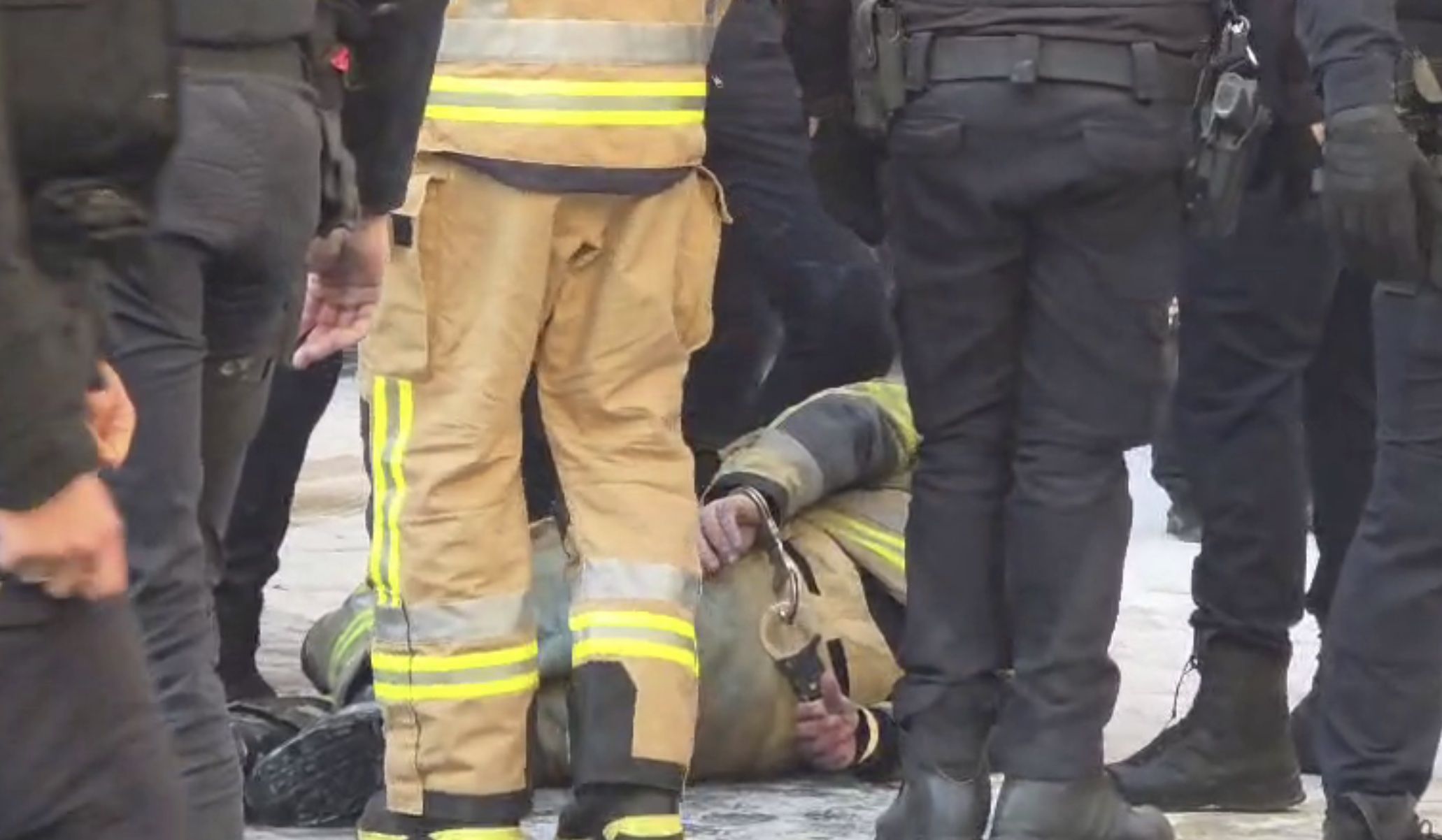 El bombero de Murcia que ha intentado quemarse a lo bonzo. Imagen La 7. El bombero de Murcia que ha intentado quemarse a lo bonzo. Imagen La 7.