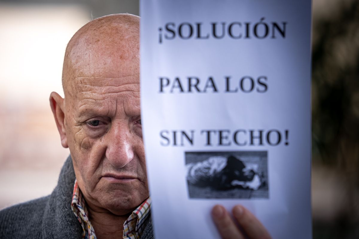 Una pancarta durante una concentración por las muertes de personas sin hogar en Cádiz. Una pancarta durante una concentración por las muertes de personas sin hogar en Cádiz.