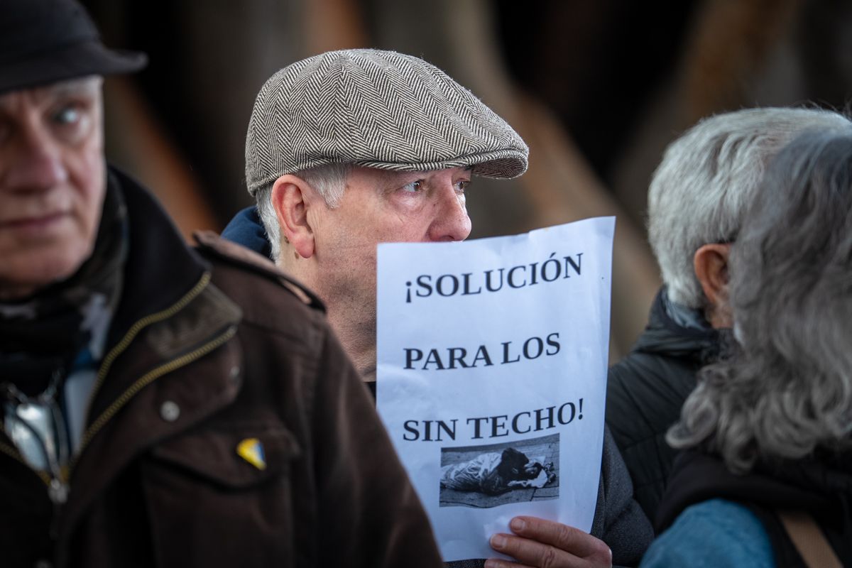 Concentración por las personas sin hogar en Cádiz, este lunes, tras la muerte de la tercera persona en la capital este mes.