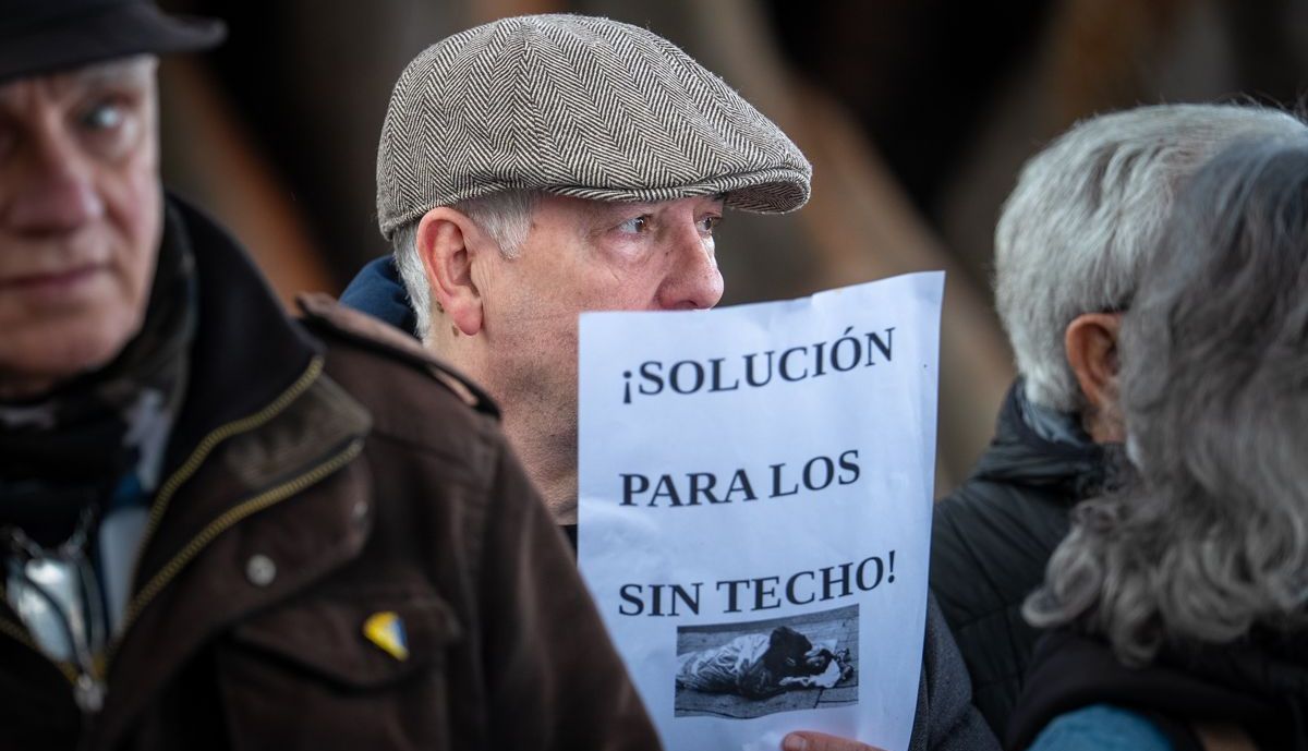 Concentración por las personas sin hogar en Cádiz, este lunes, tras la muerte de la tercera persona en la capital este mes.