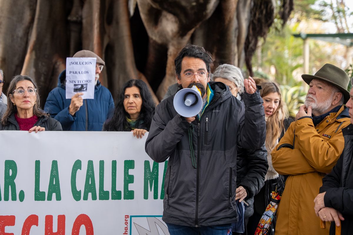 El portavoz de la Asociación Pro Derechos Humanos, durante la concentración de este lunes. El portavoz de la Asociación Pro Derechos Humanos, durante la concentración de este lunes.