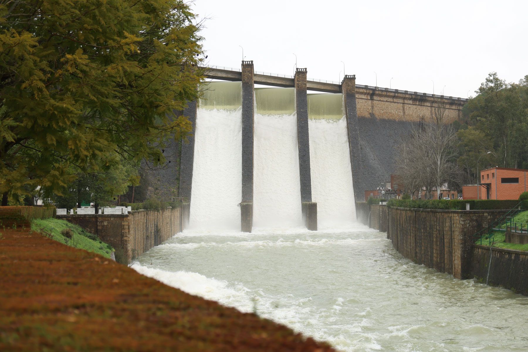 Las compuertas de la presa de Los Hurones, desembalsando a pleno rendimiento.
