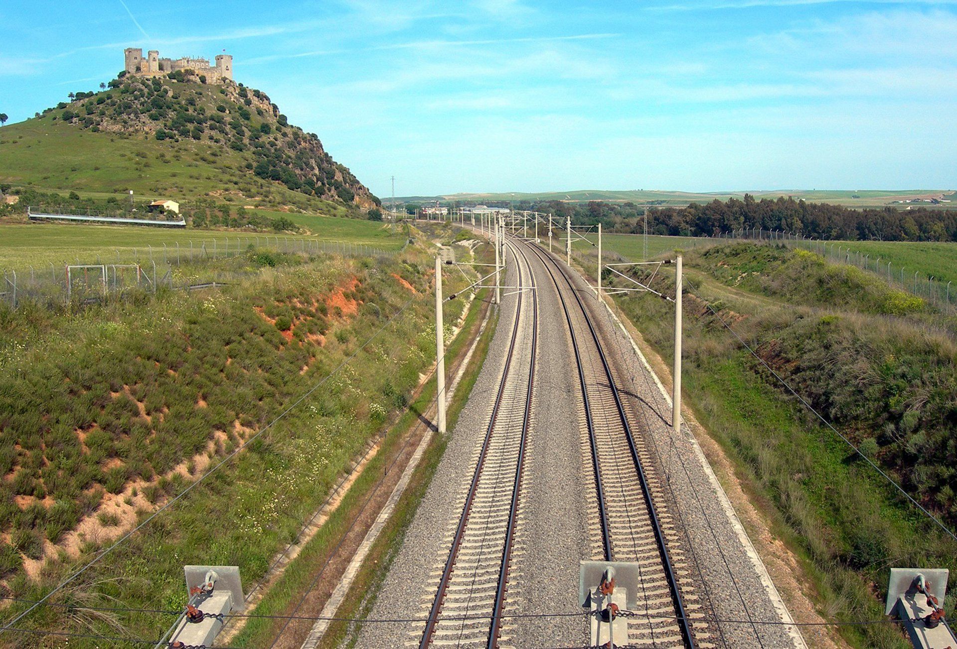 La vía del AVE a su paso por Almodóvar del Río, en la provincia de Córdoba.