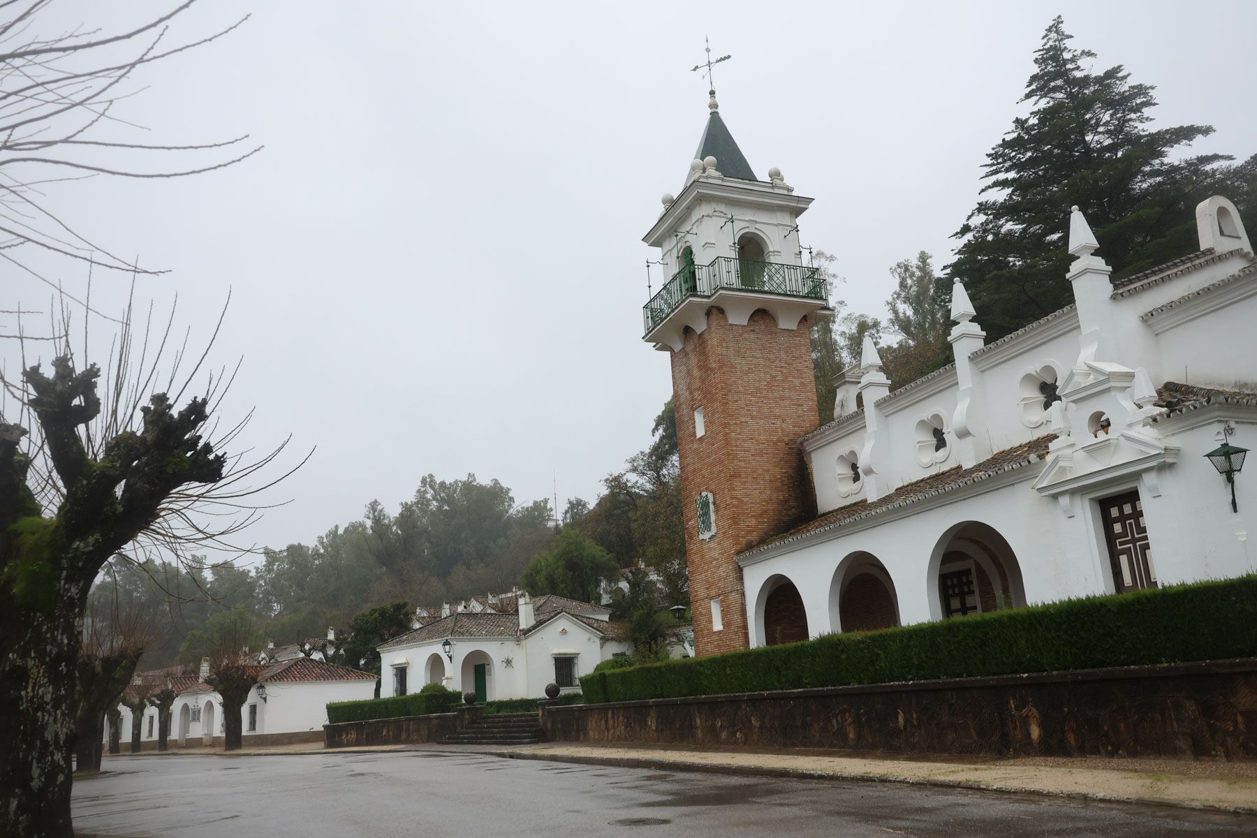 El poblado de Los Hurones, anexo a la presa.