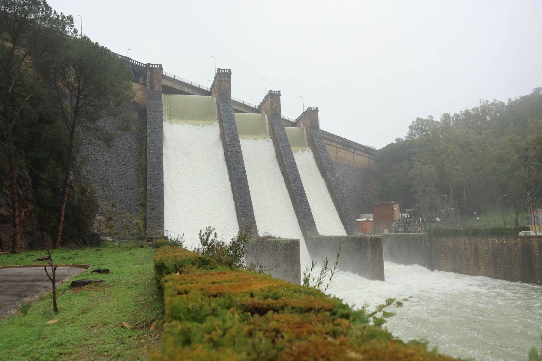 Las tres compuertas de la presa de Los Hurones liberando agua 