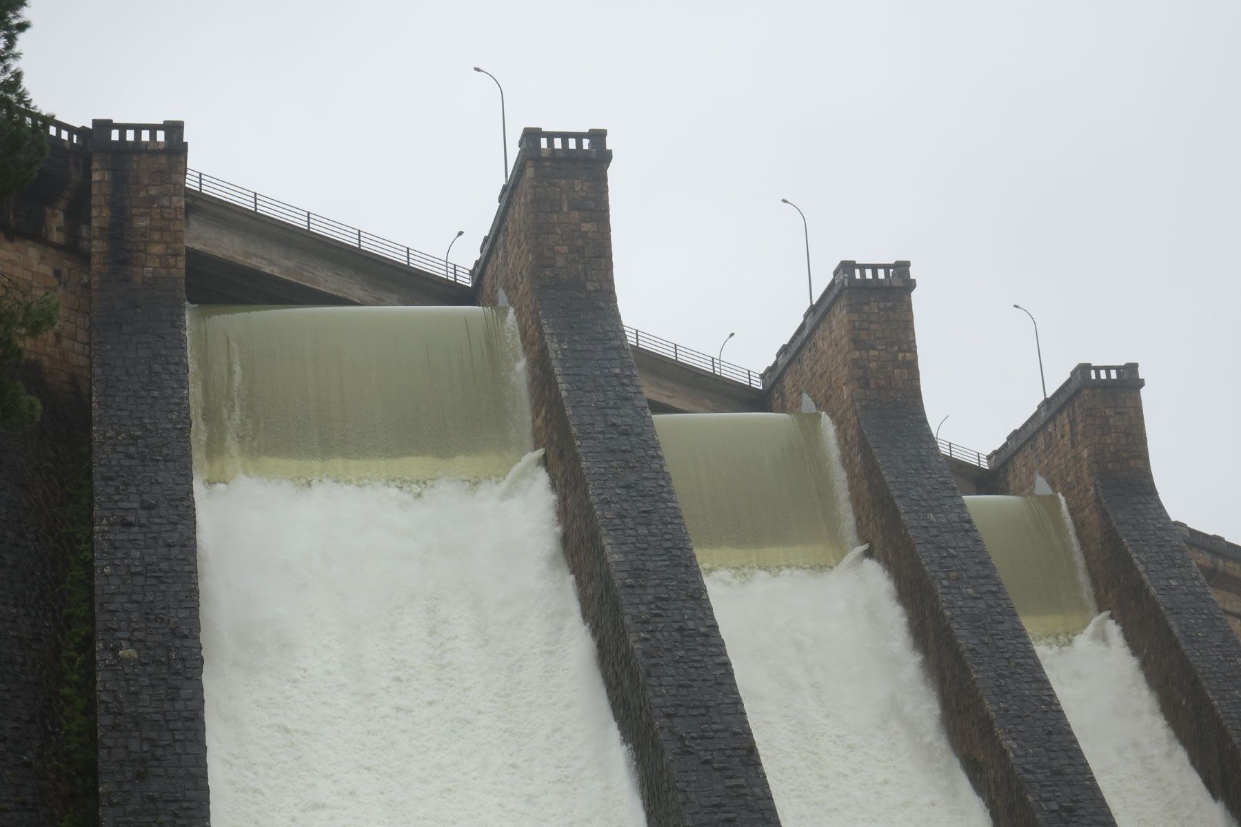 Las tres compuertas de la presa de Los Hurones liberando agua.