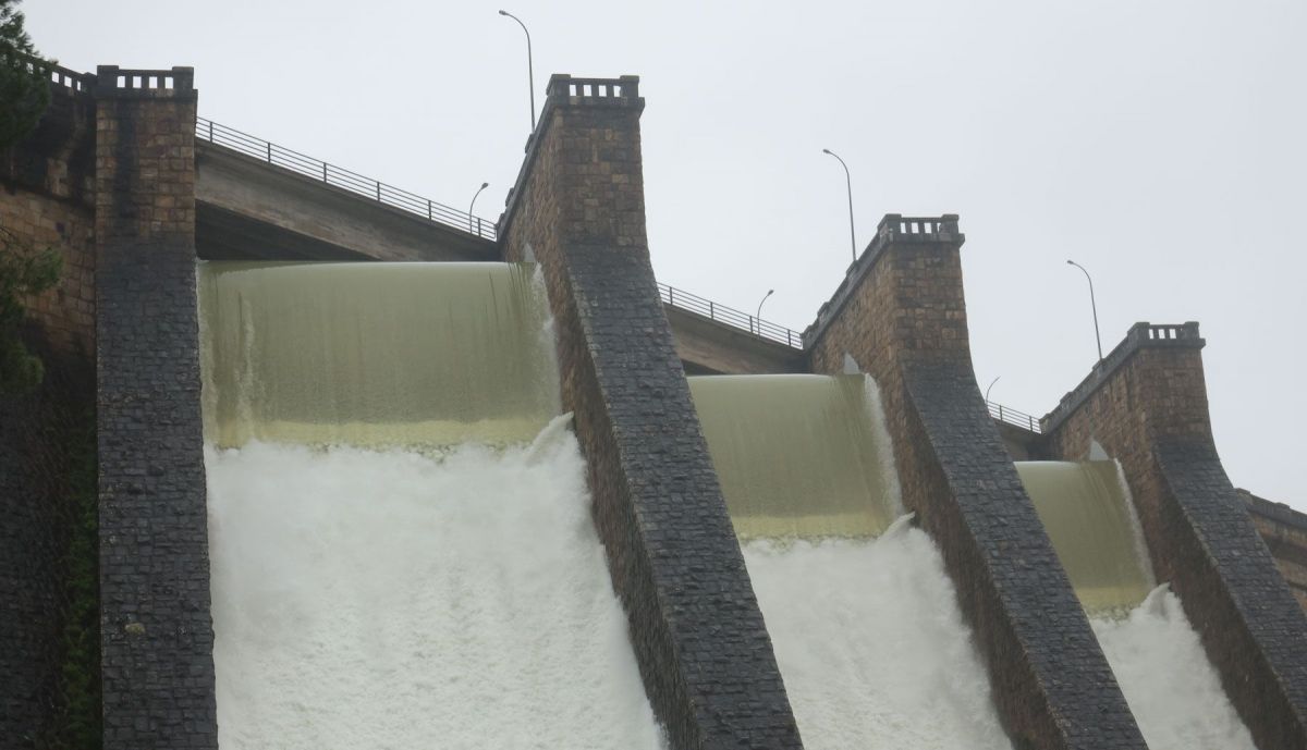 Las tres compuertas de la presa de Los Hurones liberando agua.
