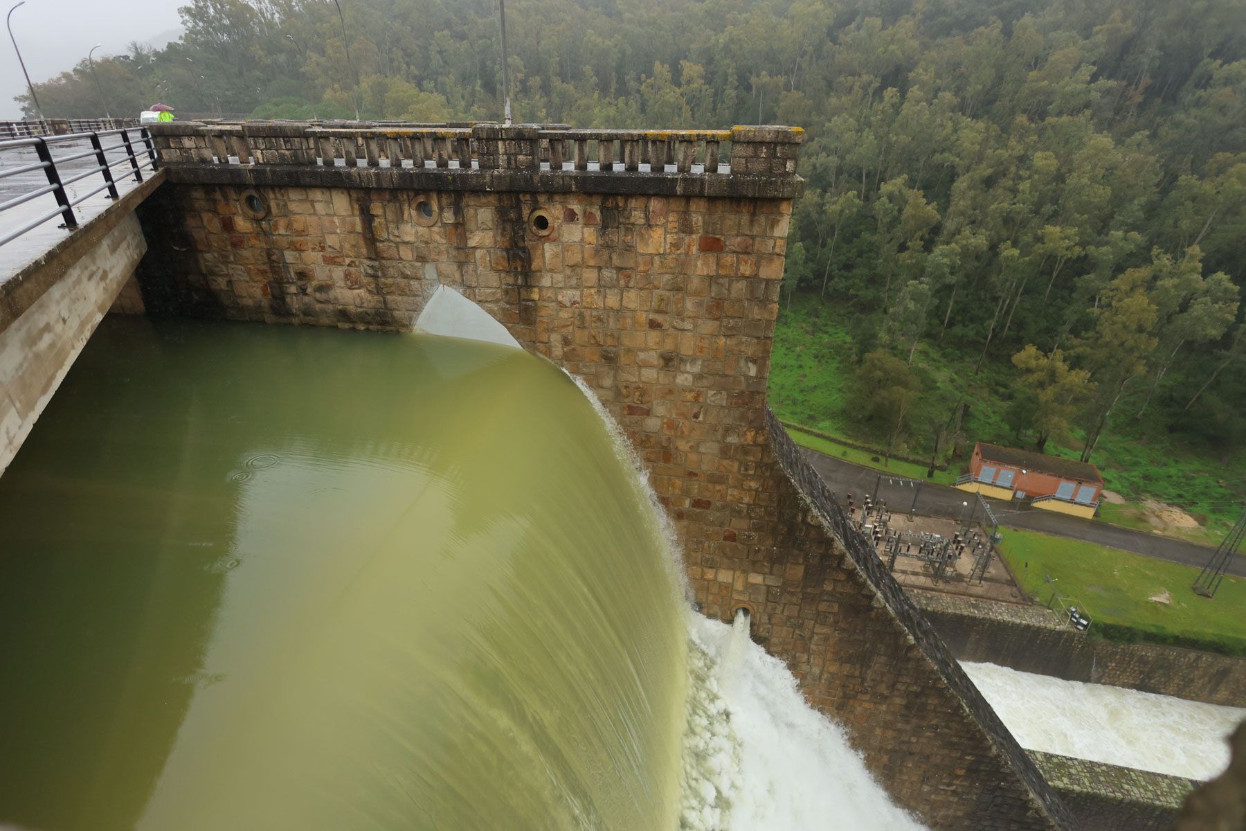 Agua cayendo desde las compuertas de Los Hurones.
