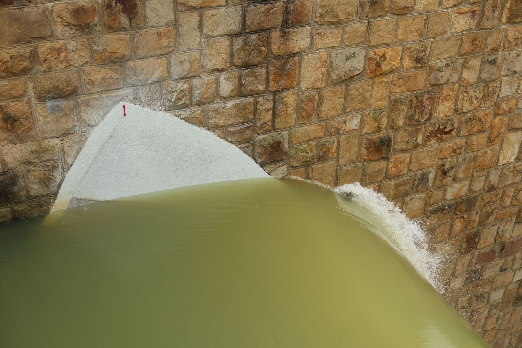 Imagen que muestra la fuerza con la que desembalsa agua Los Hurones.