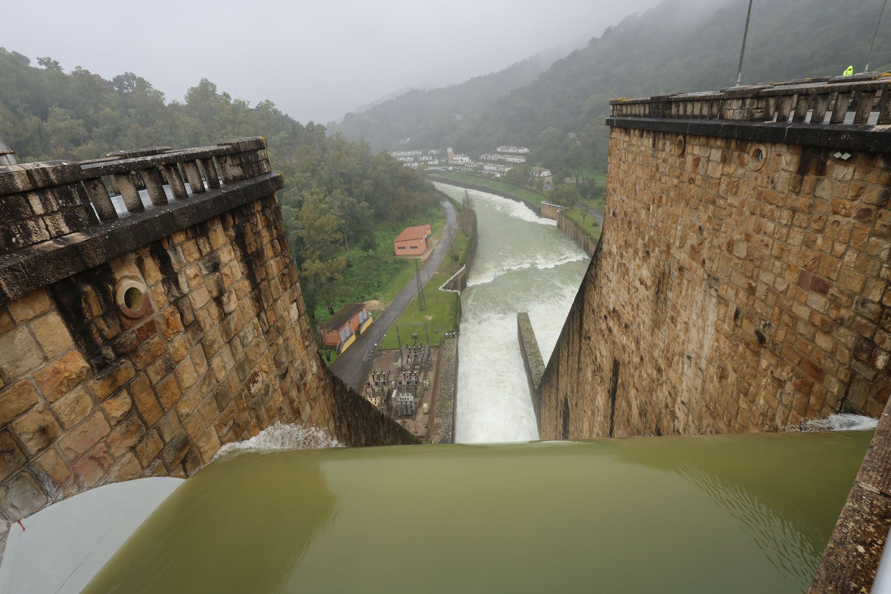Vista desde la presa de Los Hurones hacia el poblado. 