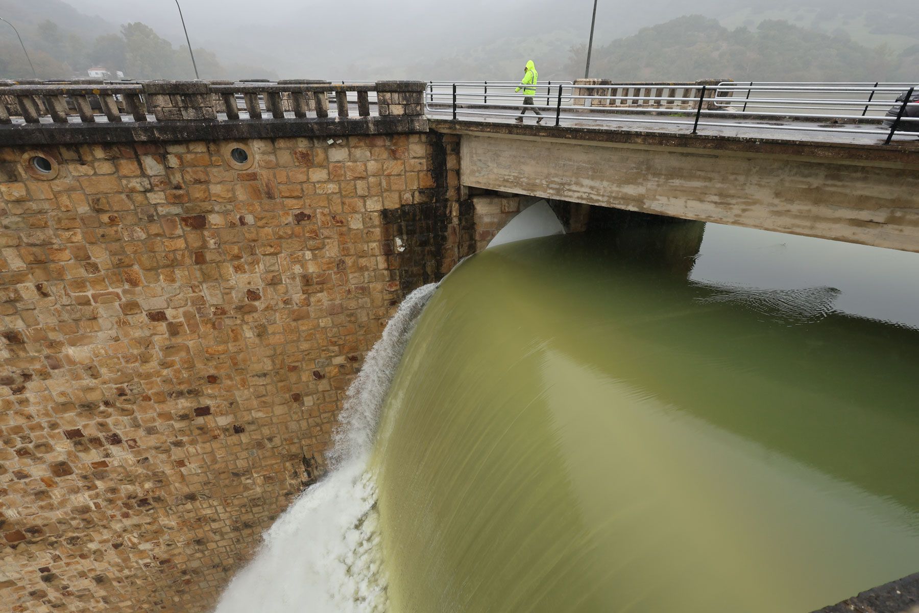 Desembalse en los Hurones, esta semana, al alcanzar casi toda su capacidad. Desembalse en los Hurones, esta semana, al alcanzar casi toda su capacidad.