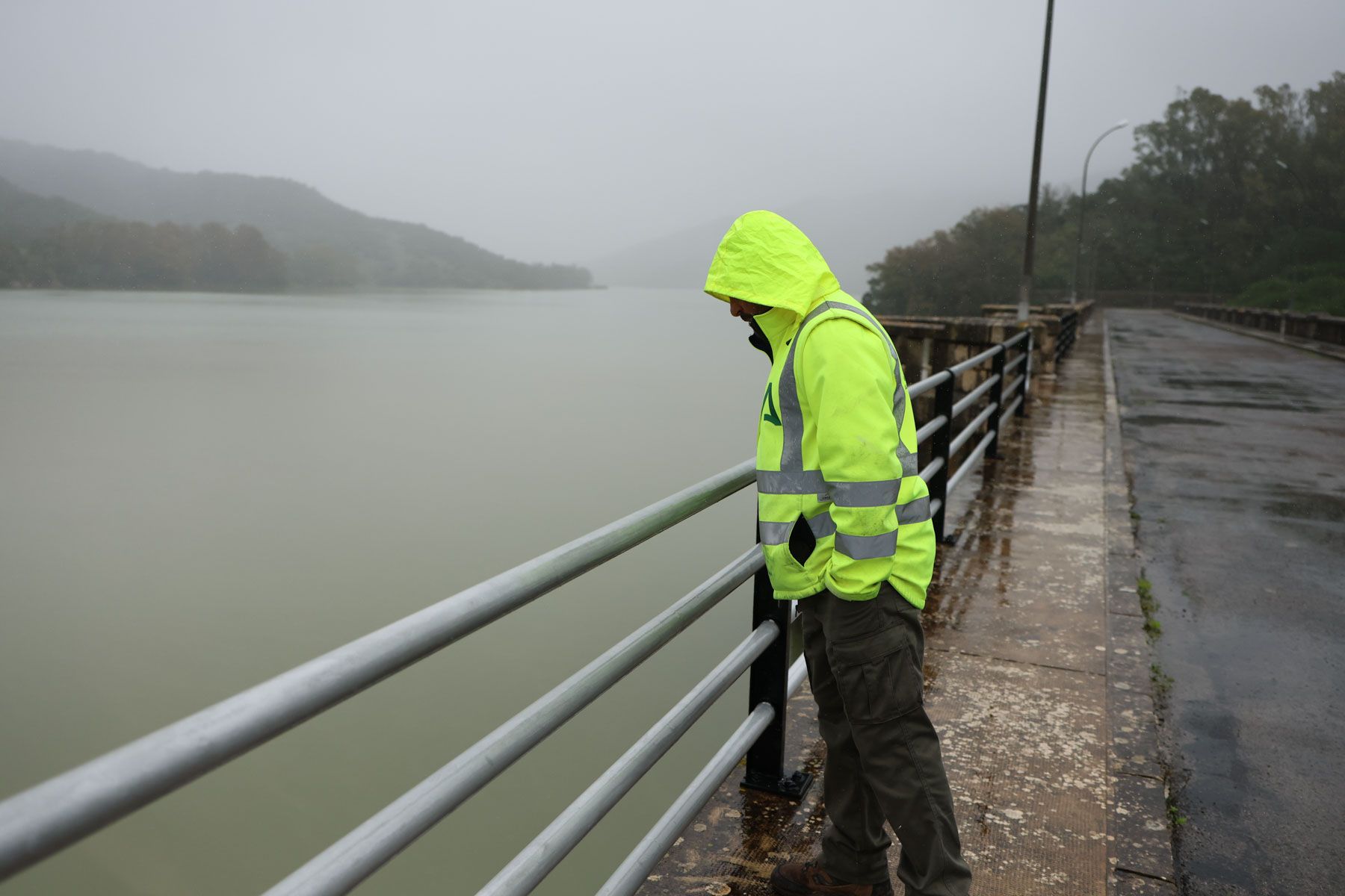 Un operario del embalse, observando el agua acumulada.