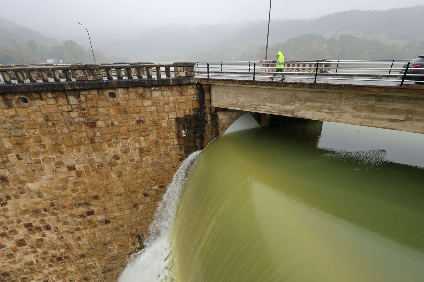 Un operario haciendo labores en la presa de Los Hurones.