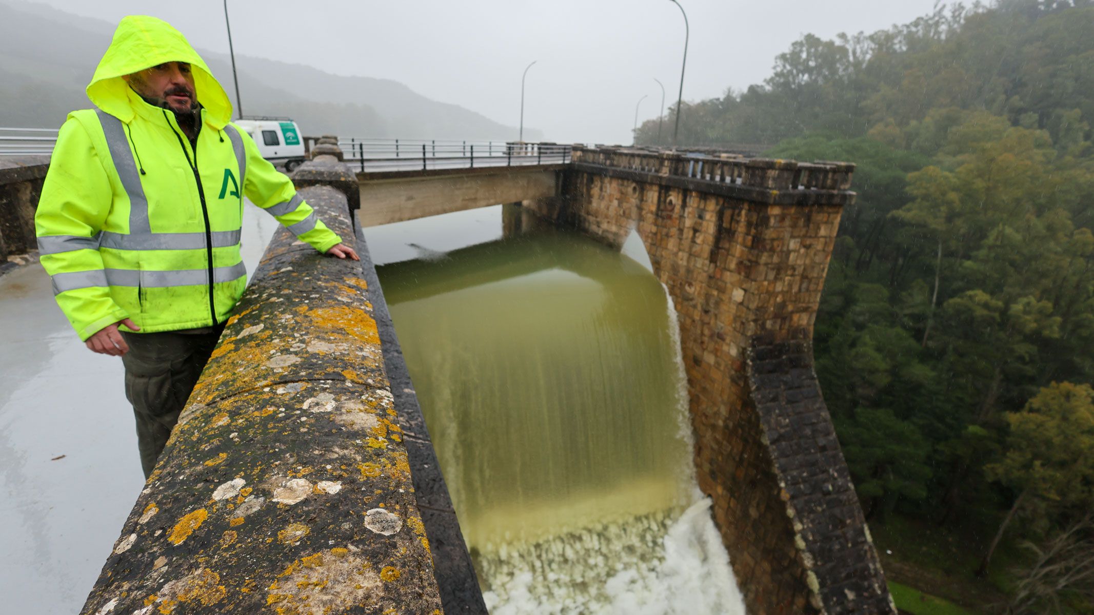 Un operario supervisa un desembalse en el pantano de Los Hurones.