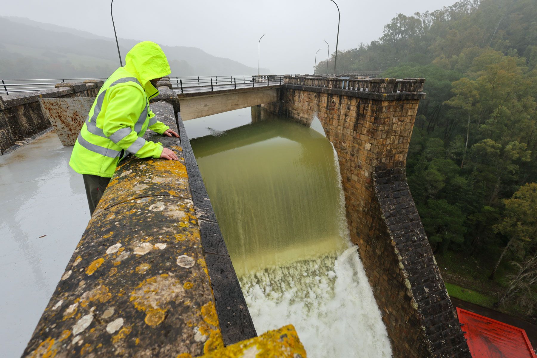 Un operario mira cómo desembalsa el pantano de Los Hurones, este lunes.