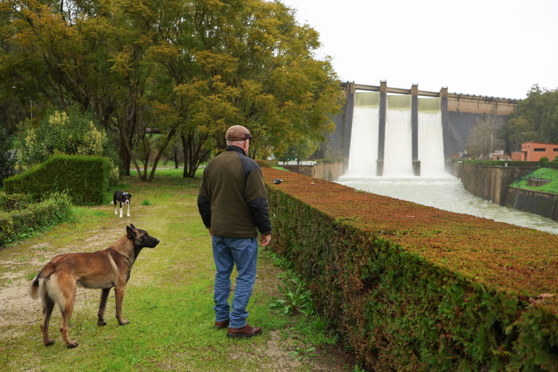 Las tres compuertas liberando agua en Los Hurones. Las tres compuertas liberando agua en Los Hurones.