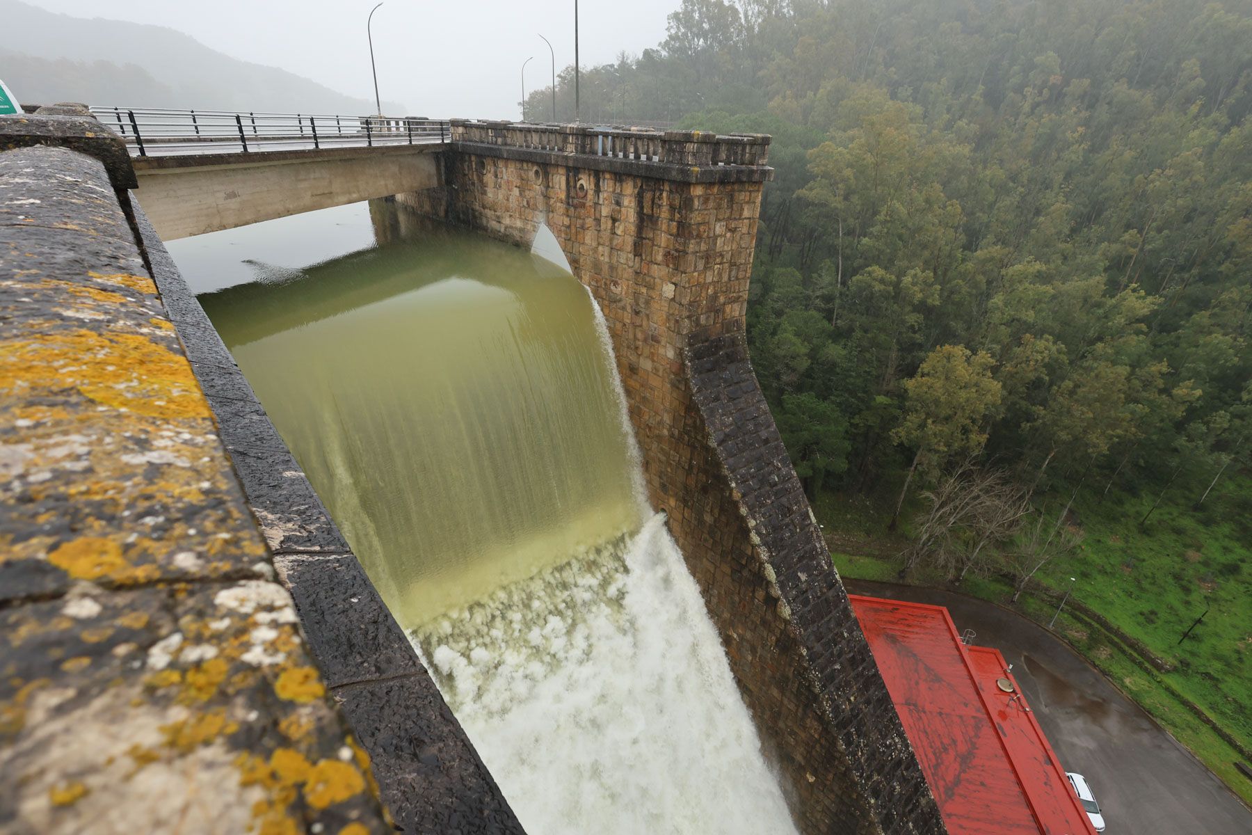 Los Hurones abrió su desagüe de fondo para descargar agua en dirección al 'macroembalse' de Guadalcacín.