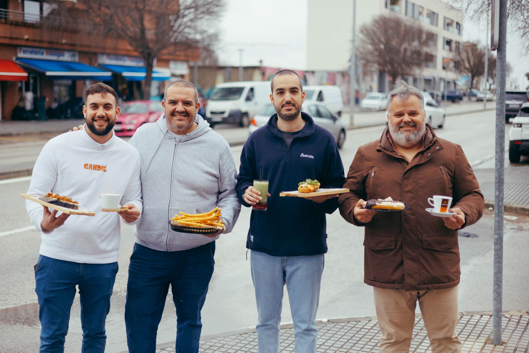 Los propietarios de Candié y Churro Picoterna, con algunos de sus productos, en uno de los tramos de la avenida del 'Colesterol'. Los propietarios de Candié y Churro Picoterna, con algunos de sus productos, en uno de los tramos de la avenida del 'Colesterol'.