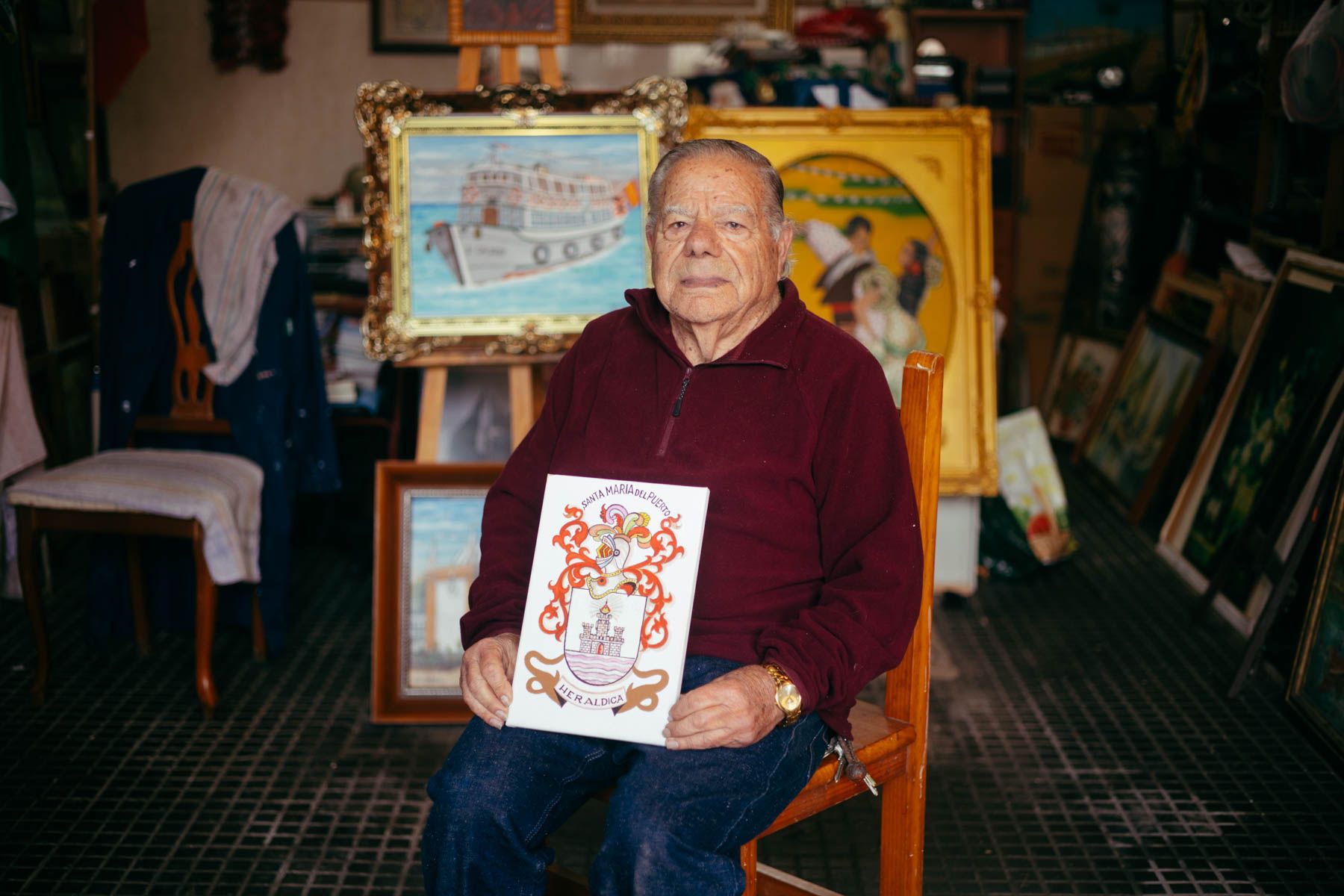 El pintor Manuel Ortega con algunas de sus obras en su taller de El Puerto.
