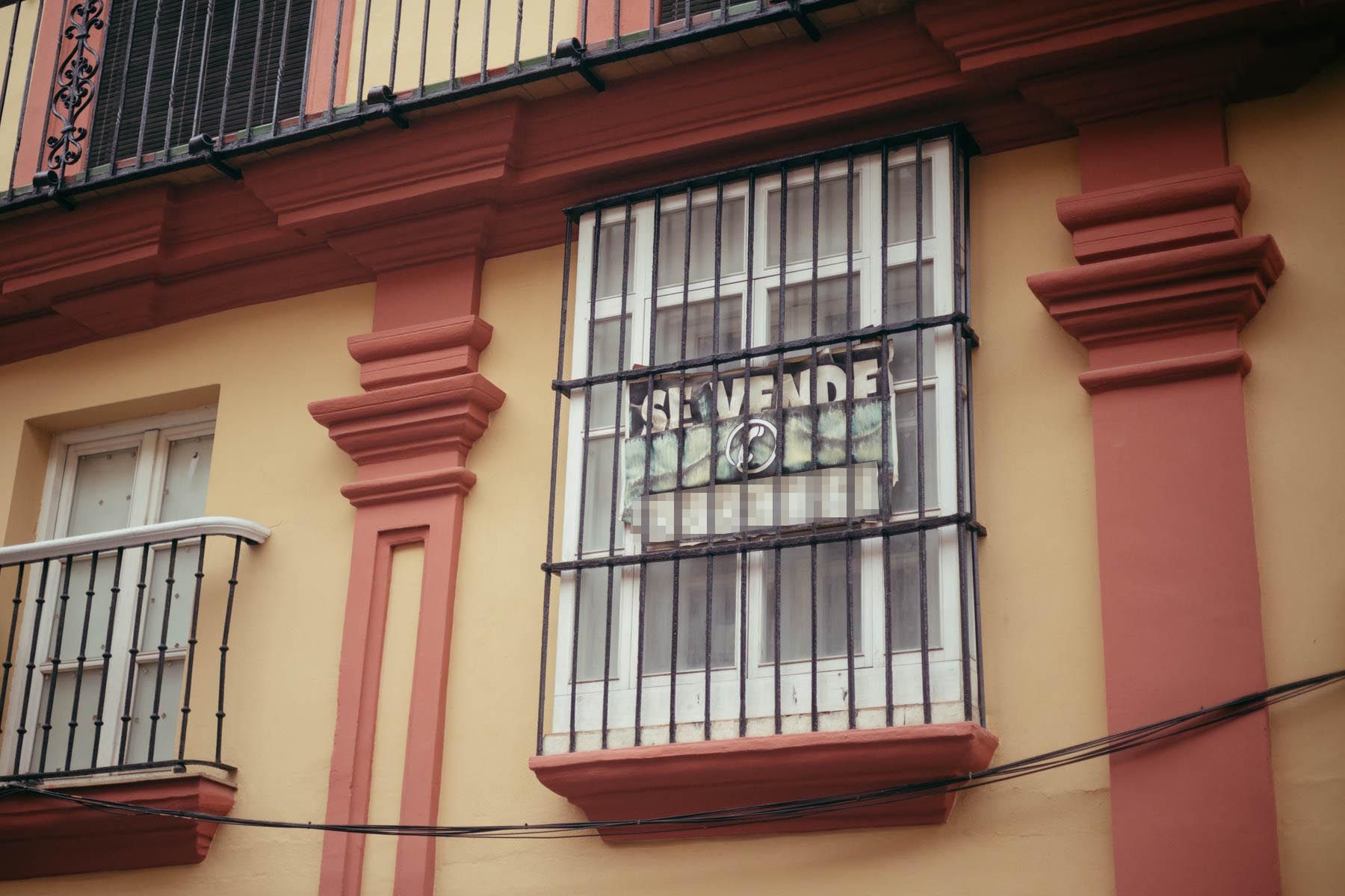 Una vivienda con el cartel de 'Se vende'.