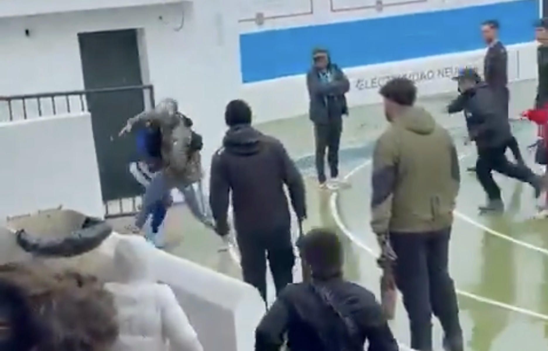La agresión en Barbate, en una captura del vídeo publicado por 'Red Xerecista'.