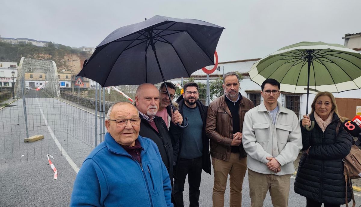 Jorge Rodríguez y Ramón Galán, junto a Miguel Ángel Ortega y miembros de la Asamblea de IU Arcos.