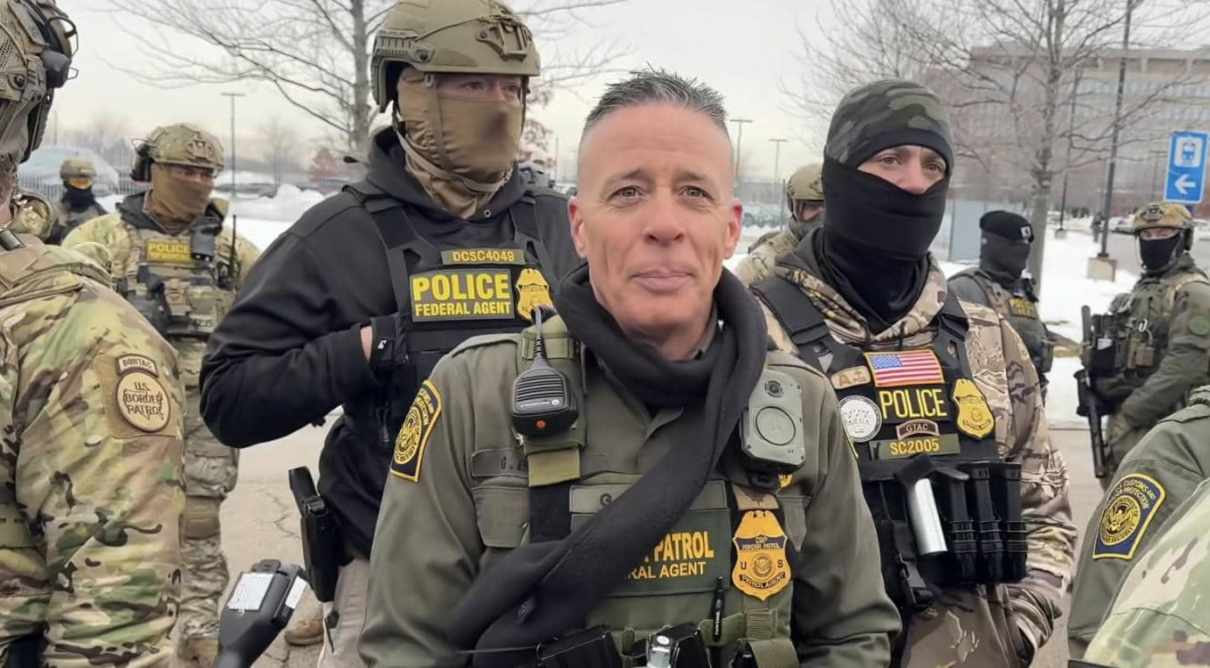 Greg Bovino, con sus hombres, siempre cubiertos.