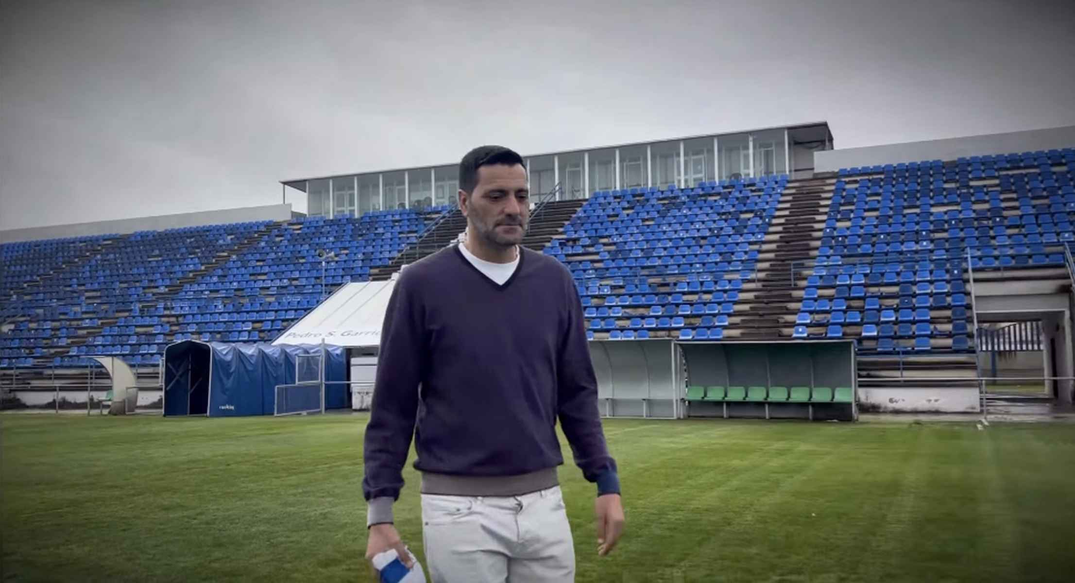 Dani Güiza, en el estadio Pedro Garrido, con la camiseta del Jerez Industrial en la mano.