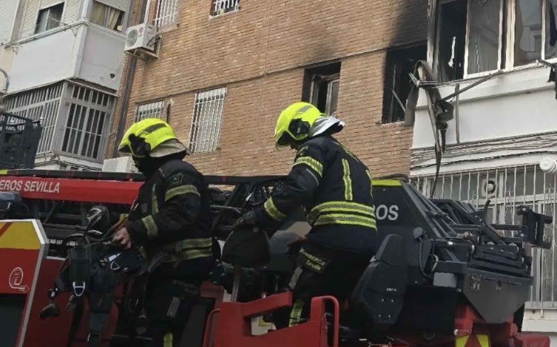 Una imagen de archivo de una intervención de los bomberos en Sevilla.