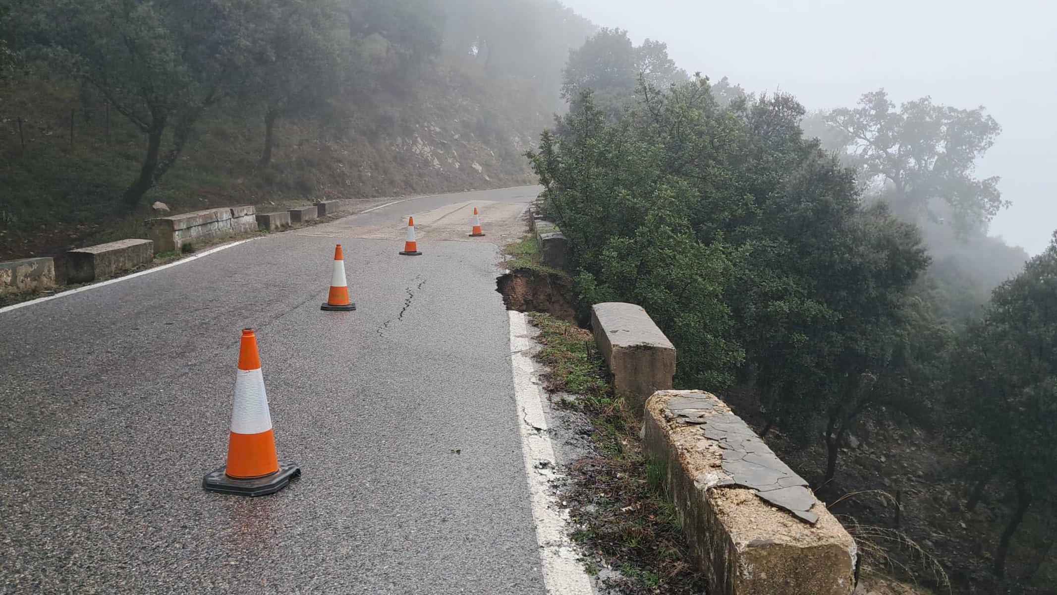 Socavón en la carretera entre Benamahoma y Grazalema.
