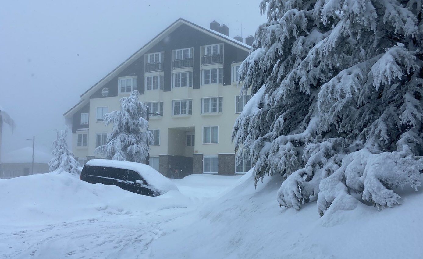 Nieve cubriendo más de un metro en Sierra Nevada, este pasado lunes, en una imagen de MeteoSN en 'X'. Nieve cubriendo más de un metro en Sierra Nevada, este pasado lunes, en una imagen de MeteoSN en 'X'.