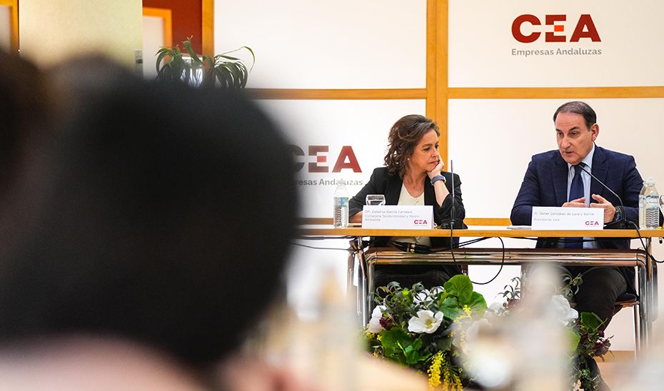 Un momento del encuentro entre la consejera de Sostenibilidad y Medio Ambiente, Catalina García, y el presidenta de la CEA, Javier González de Lara. Un momento del encuentro entre la consejera de Sostenibilidad y Medio Ambiente, Catalina García, y el presidenta de la CEA, Javier González de Lara.