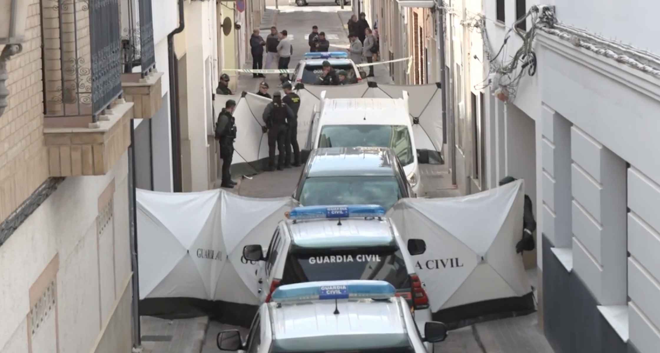 Agentes de la Guardia Civil, en las inmediaciones de la vivienda donde se produjo el crimen.