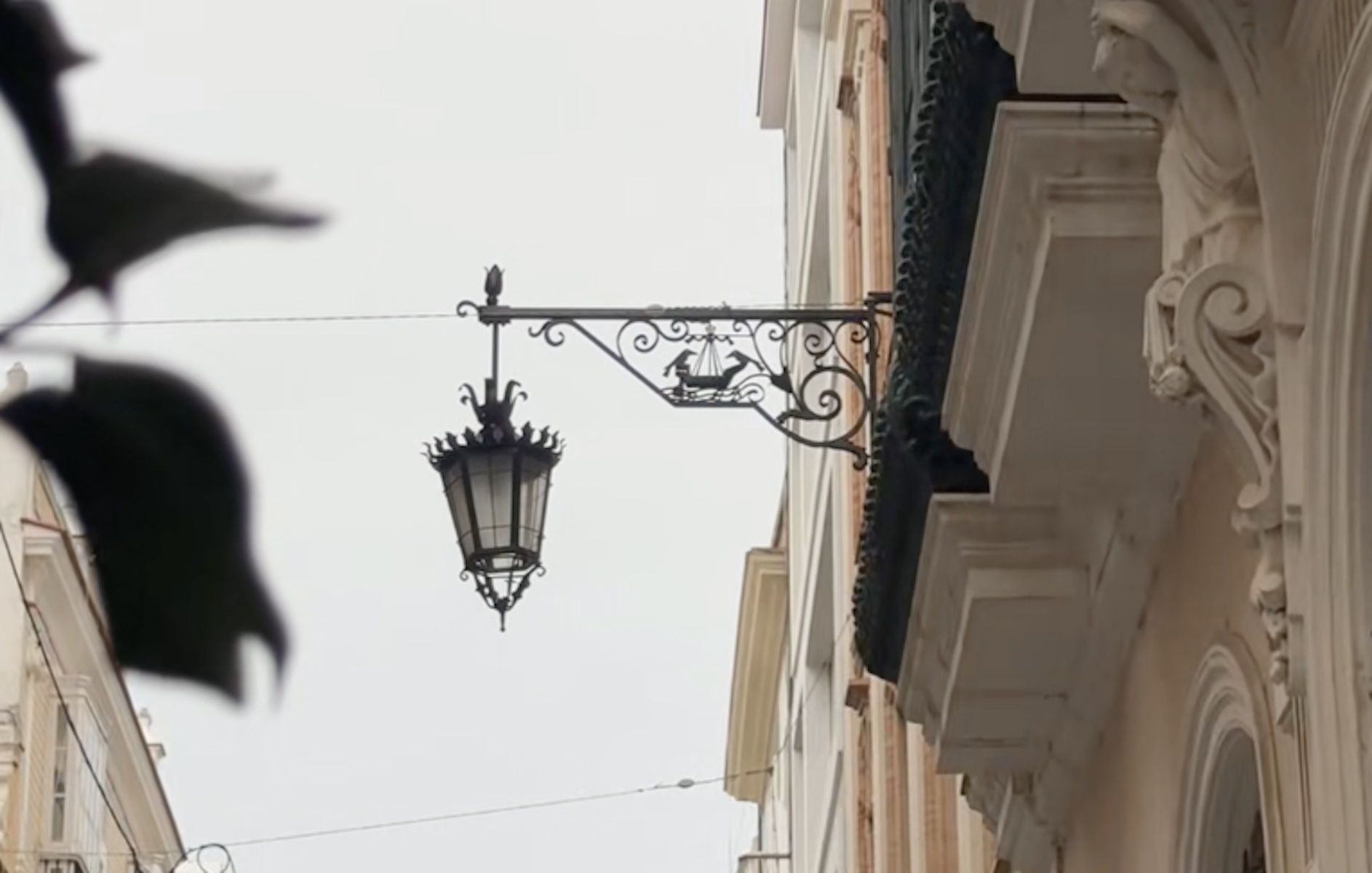 Una de las farolas lisboetas en Cádiz. Una de las farolas lisboetas en Cádiz.